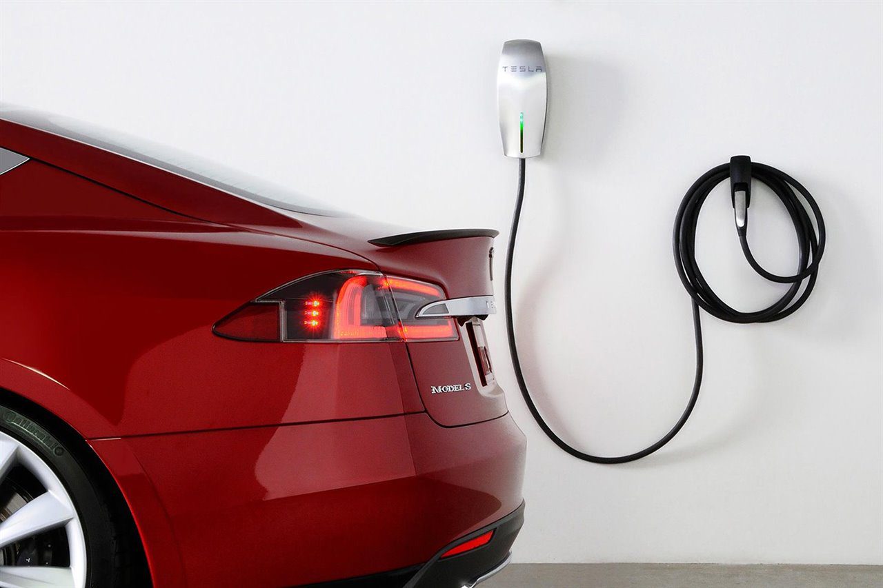 Auto eléctrico cargándose en casa con un cargador doméstico