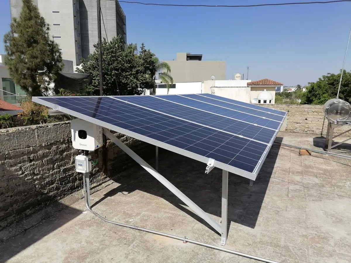 Detalle del montaje de paneles solares sobre estructura con inversor