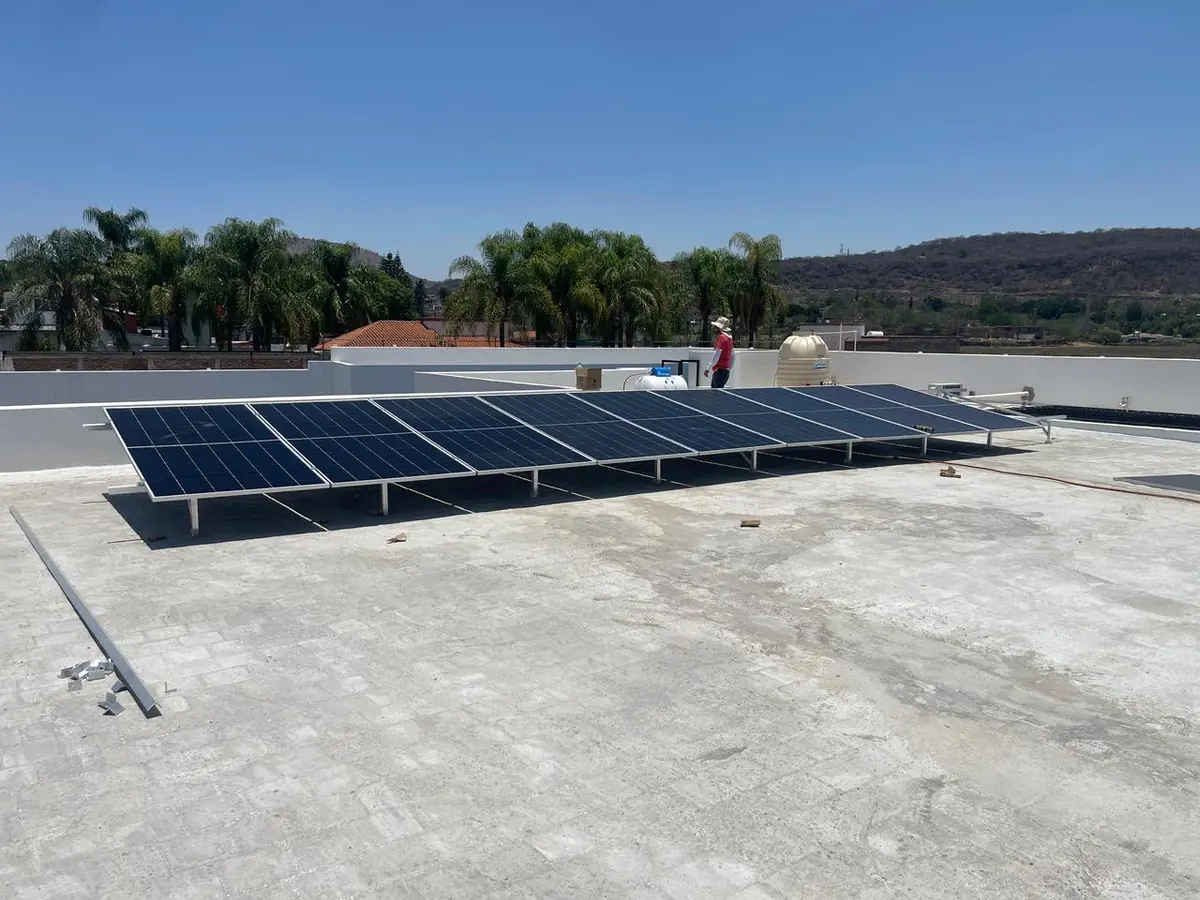 Equipo de RR Solar durante una instalación comercial en azotea