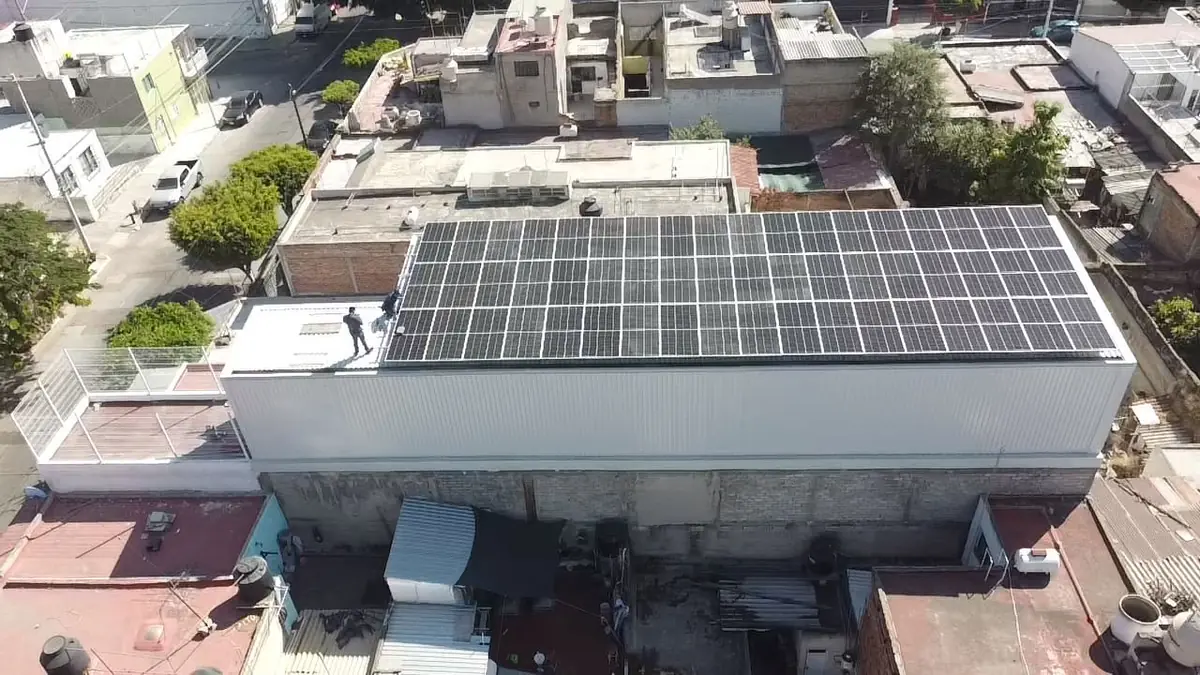 Nave industrial con sistema solar en el techo, vista aérea, El Salto, Jalisco
