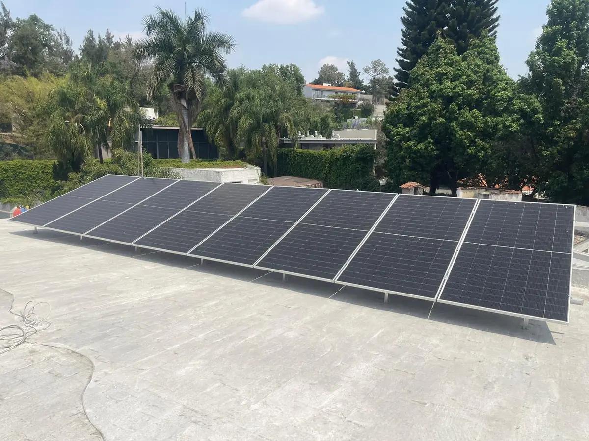 Sistema solar en azotea de casa residencial en la zona metropolitana de Guadalajara