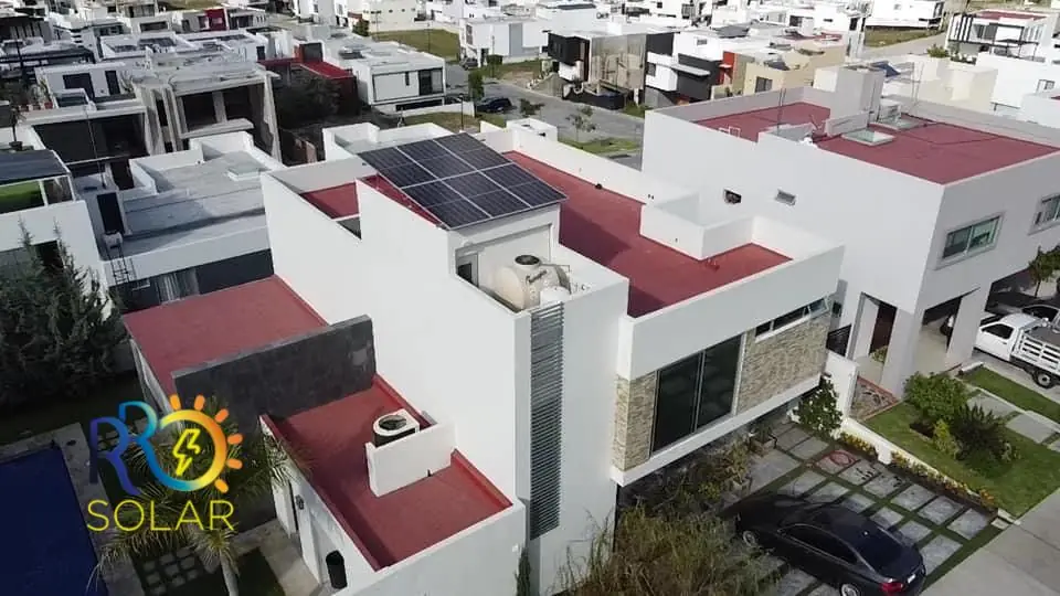 Casa residencial moderna con paneles solares en azotea, Zapopan, Jalisco